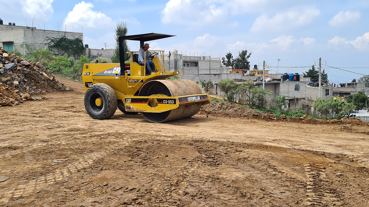 Maquinaria ejecutando obra de construcción